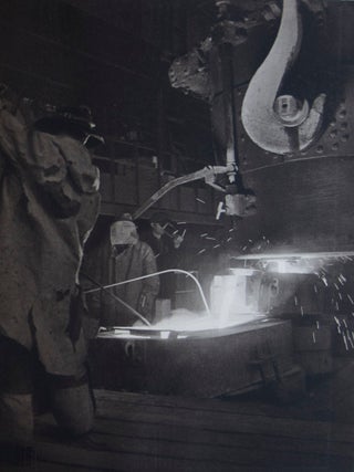 Item #32024 Menschen Arbeit im Eisenwerke. Vladimir Hipman, Oskar Federer, photog