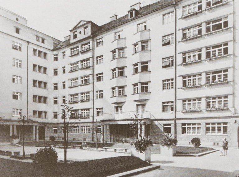 Item #37151 Lassalle-Hof. Die Wohnhausanlage der Gemeinde Wien im II. Bezirk, Vorgartenstrasse, Ybbsstrasse, Radingerstrasse. n/a.