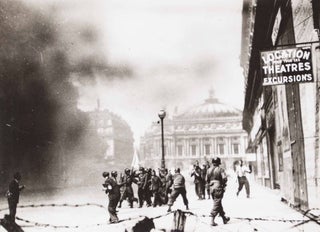 Item #47815 Photos Libération de Paris Août 1944. Photo L. A P. I, photographs by