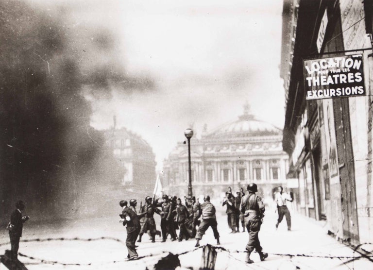 Item #47815 Photos Libération de Paris Août 1944. Photo L. A. P. I., photographs by.
